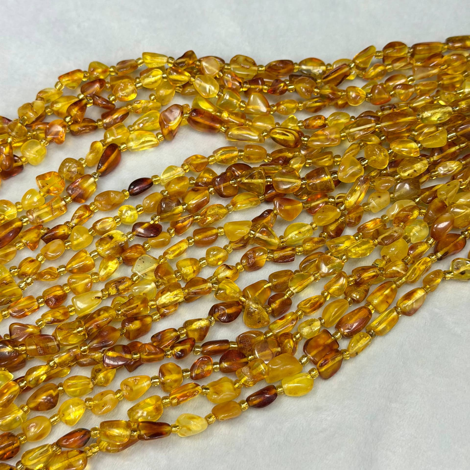 Янтарь Галтовка 8*9мм ч/б