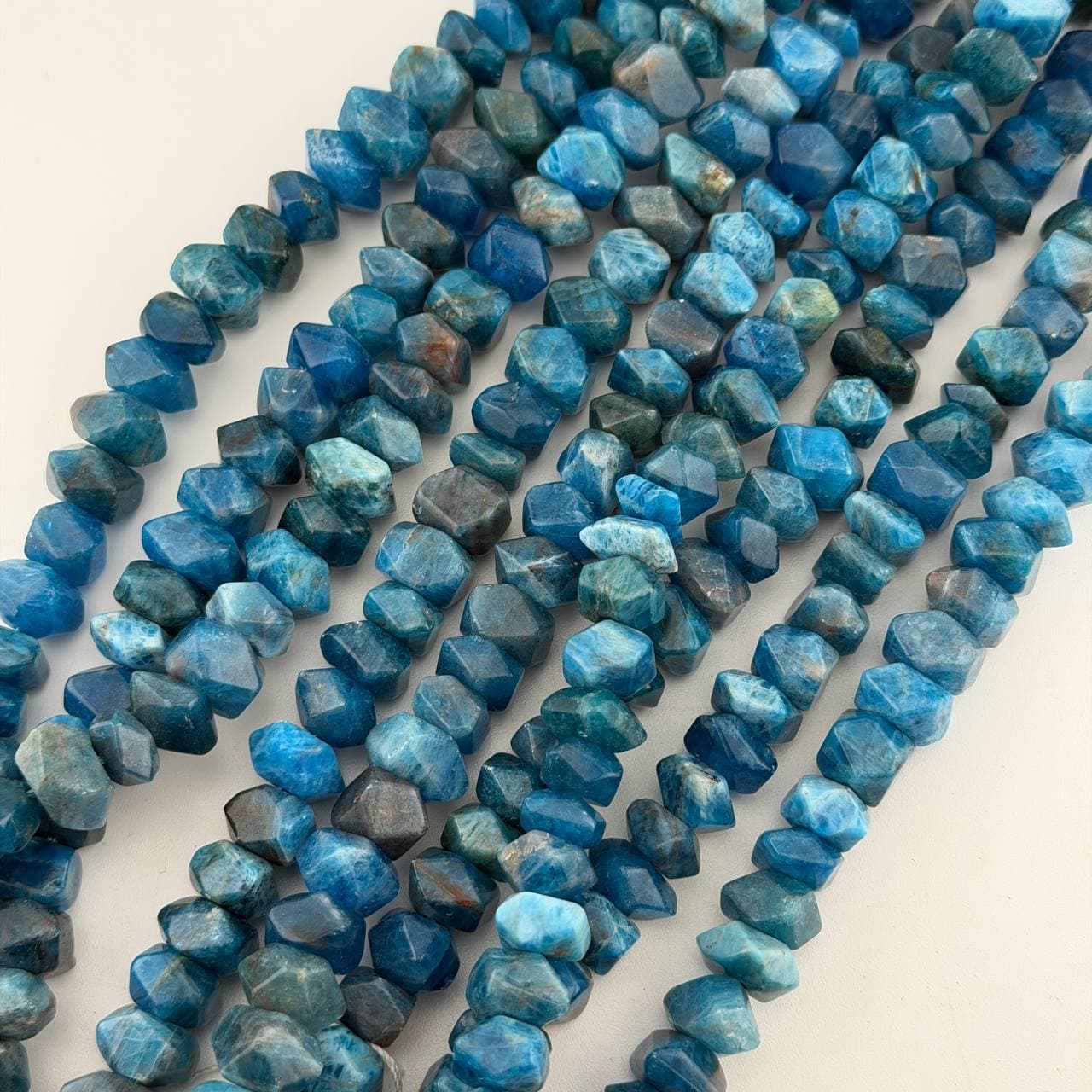 Апатит Галтовка гран. 18*13мм ч/б